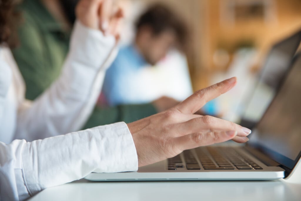 Closeup of female hand typing on keyboard anfass - formazione digitale